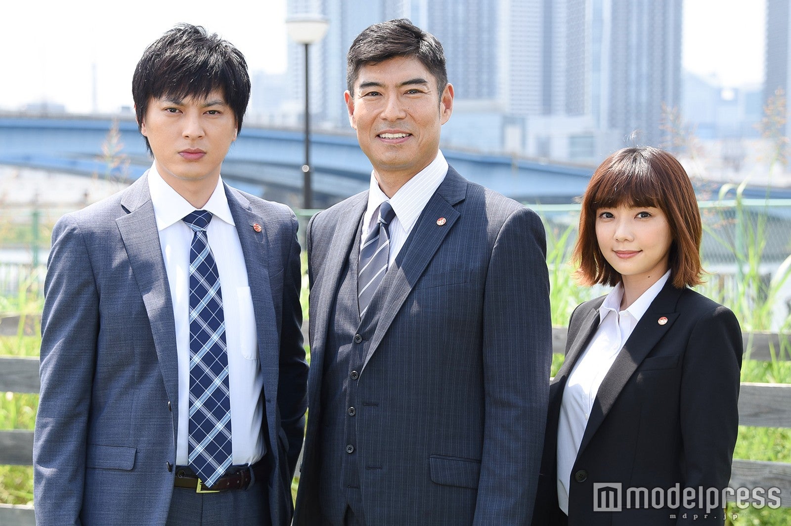 （左から）塚本高史、高嶋政宏、倉科カナ （C）モデルプレス