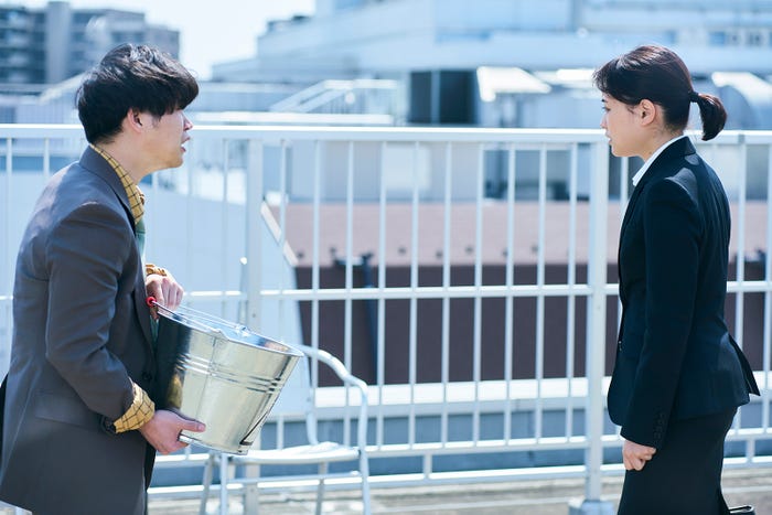 矢本悠馬・大原櫻子/「びしょ濡れ探偵 水野羽衣」第3話より(C)テレビ東京