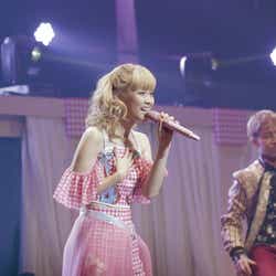 モデルプレス - Dream Ami、感極まり涙も…初単独ソロツアー東京公演に熱狂<MC&衣装>