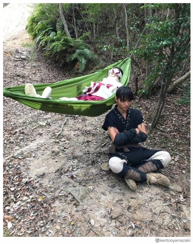 山崎賢人＆清野菜名、“お昼寝”ショットに反響「可愛すぎる」「尊い」