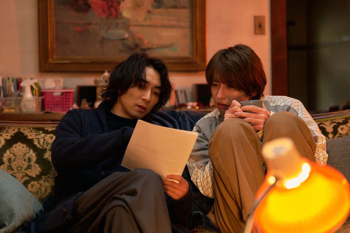 渋谷謙人、武田航平「スモークブルーの雨のち晴れ」第1話(C)読売テレビ