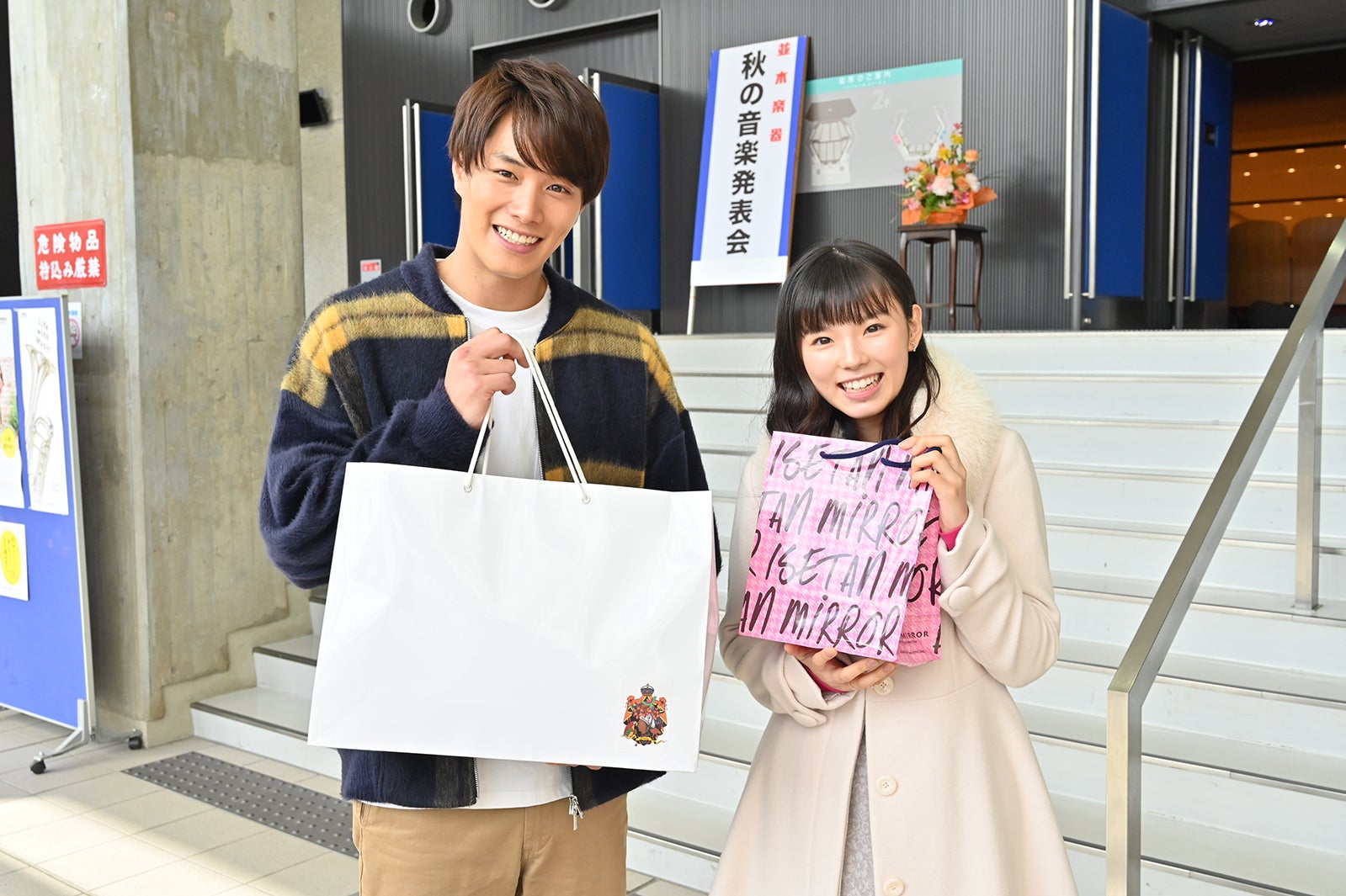 鈴木伸之・小西はる （C）TBS