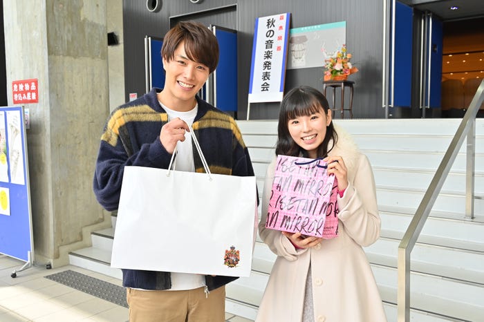 鈴木伸之・小西はる (C)TBS