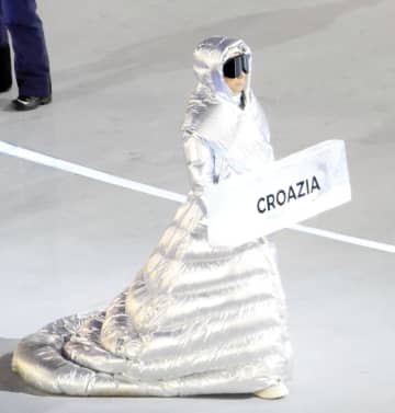 五輪開会式で異彩放つ先導スタッフ 独創的ダウンドレス衣装はモンクレール SNS反響「やっぱ出てくる名前が一流」「やたらハイセンスだと思ったら」