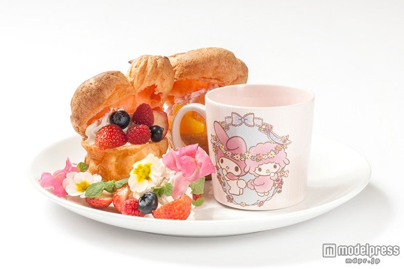 甘酸っぱいミックスベリー＆甘いカスタードクリームと、グレープフルーツ＆ホワイトチョコレートにピンクのホイップクリームが入った「外はサクッ、中はフワッなポップオーバー～2色のアイス添え～」￥1，680