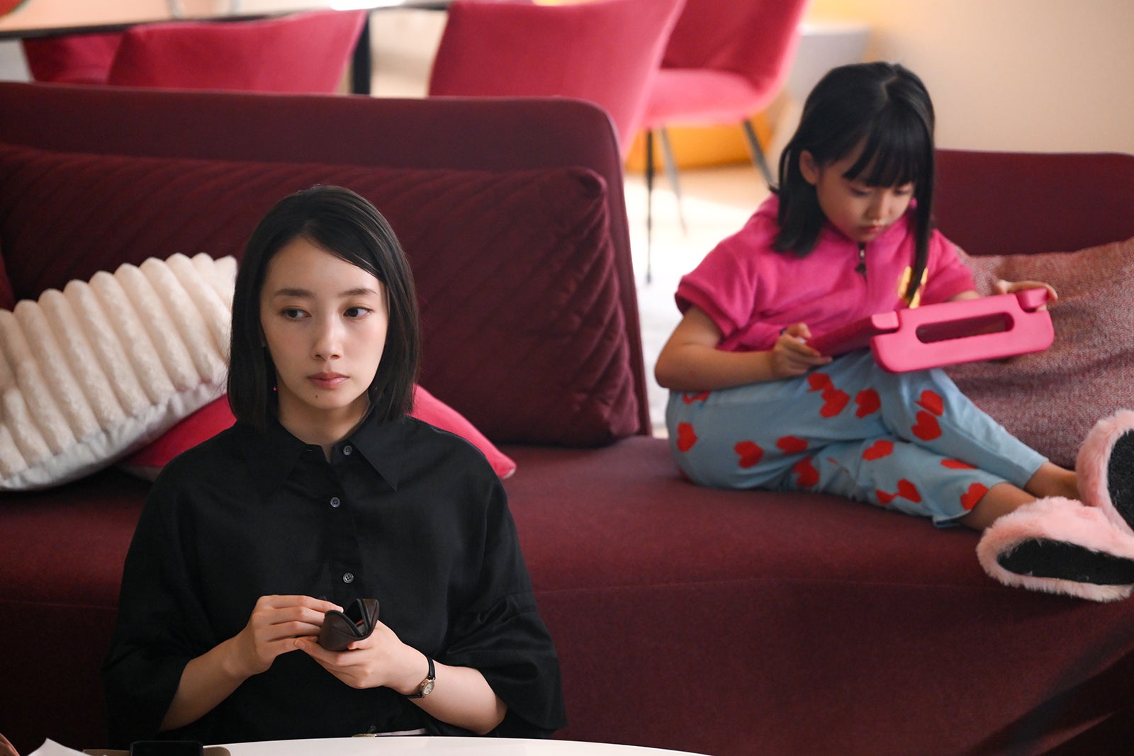 波瑠、池村碧彩「フェイクマミー」（C）TBS