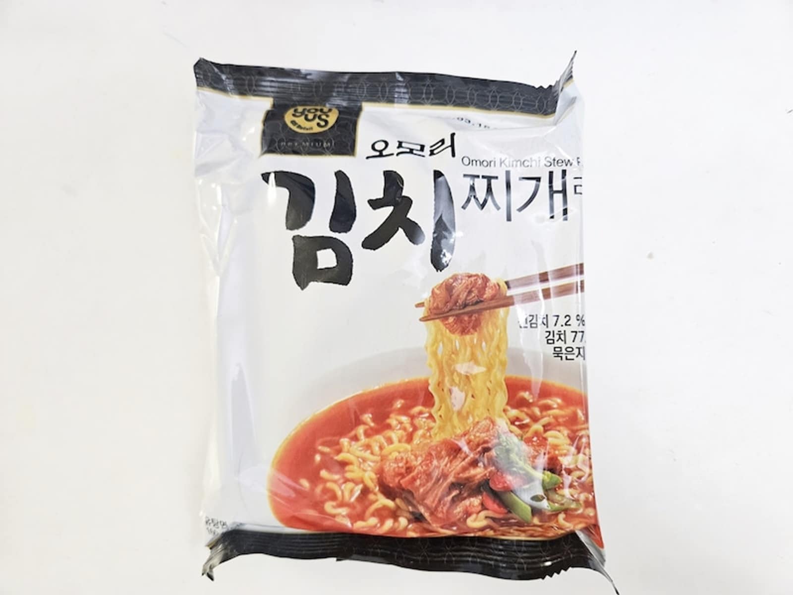 キムチチゲ味のオモリキムチチゲラーメン。韓国ではGSリテール社系列のコンビニやスーパーで購入可