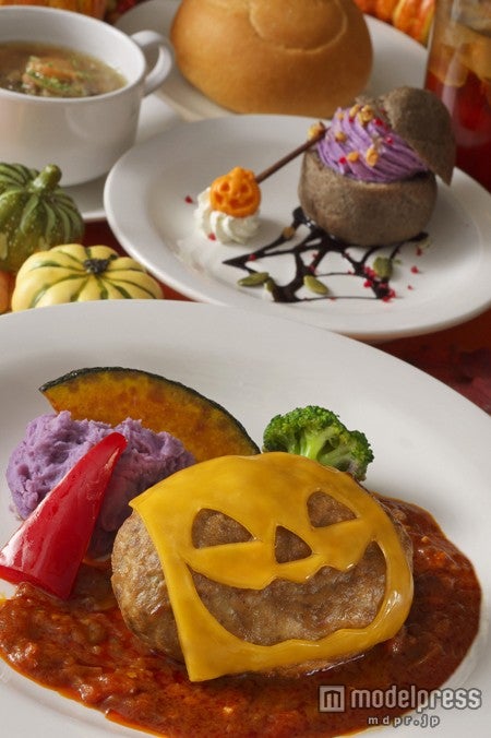 プラザパビリオン・レストラン ／ディズニーランド／（C）Disney