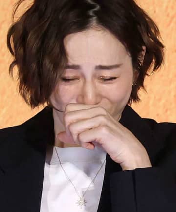 米倉涼子 涙、涙の半年ぶり表舞台 遠藤憲一の優しさに目が真っ赤「涼子ちゃん！涼子ちゃん元気です」 不起訴処分後、初の公の場