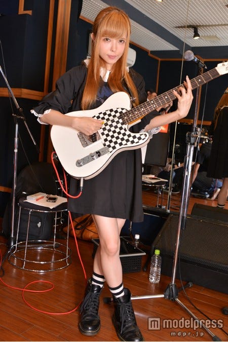 ライブではギタープレイも披露する“Milky Bunny”(ミルキーバニー)こと益若つばさ