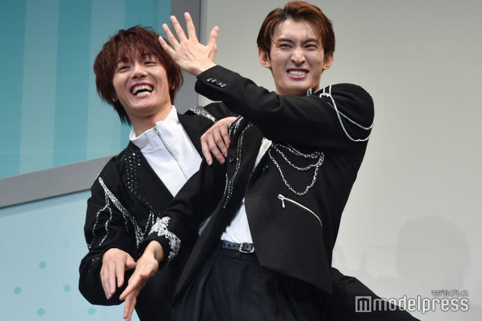 室龍太を隠そうと前に出る向井康二(C)モデルプレス