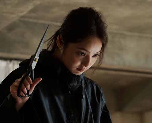 “切り裂き殺人鬼”佐々木希、背筋も凍る狂気の表情!波瑠を襲う最悪の悪女に