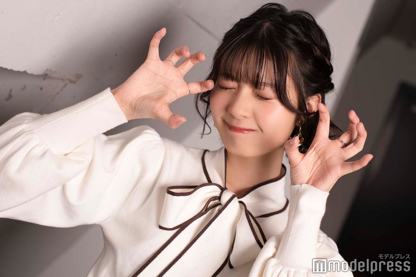 “オオカミポーズ”／ゆな（C）モデルプレス