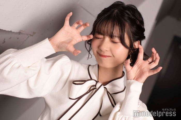 “オオカミポーズ”/ゆな(C)モデルプレス