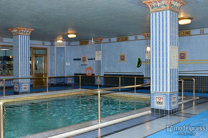 プール&プールの周りにはトレーニングジムも