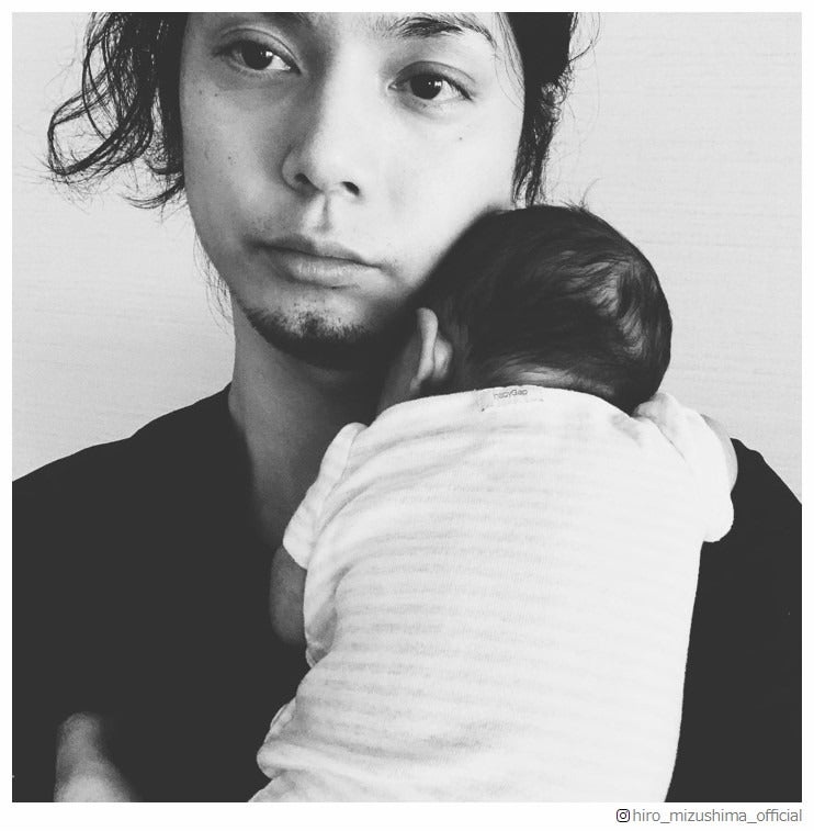 水嶋ヒロ、愛娘抱いた“疲れ顔”公開「でも可愛い」