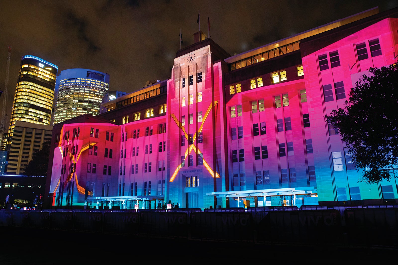 オーストラリア現代美術館に投影されたプロジェクションマッピング。館内ではさまざまなクリエイティブ・ワークショップが開催される予定／Destination NSW