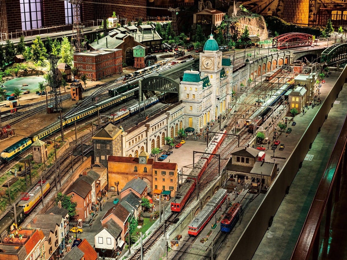 走行音を立てながら鉄道車両が走り回る様子を楽しめます（提供画像）