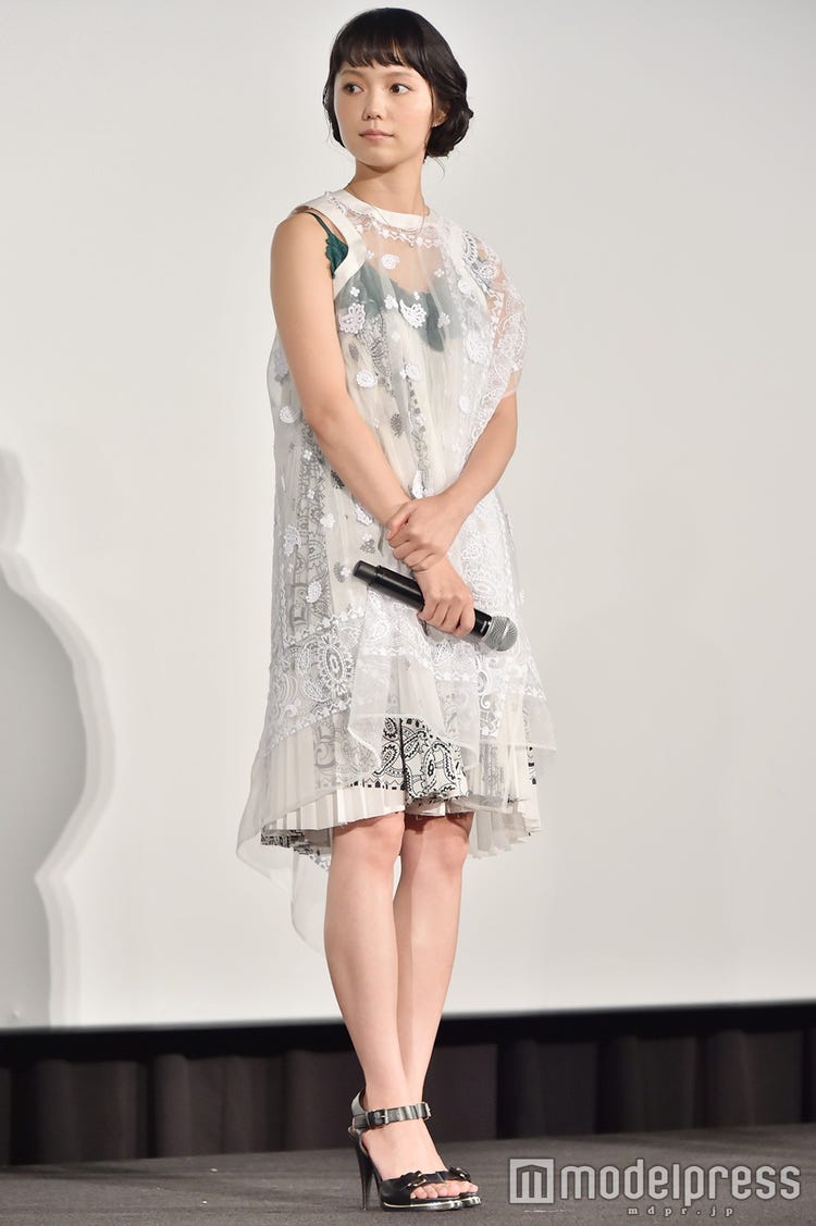 宮崎あおいの 透けレイヤード ドレスが可愛い 揺れる裾にキュンとする ファッションチェック モデルプレス
