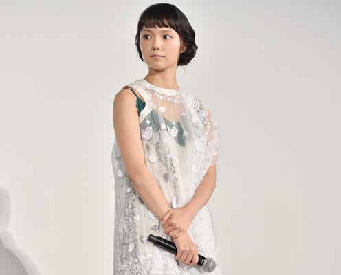 宮崎あおいの“透けレイヤード”ドレスが可愛い!揺れる裾にキュンとする<ファッションチェック>