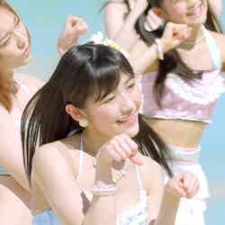 キュートな“ワンちゃん”ポーズを披露する渡辺麻友／AKB48「ラブラドール・レトリバー」MVより（C）AKS