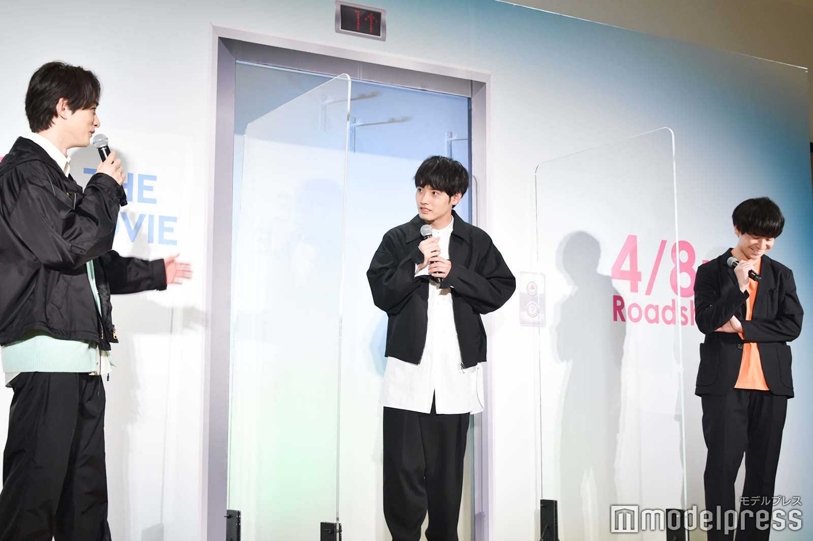 町田啓太、赤楚衛二、2人のやりとりを微笑ましく見守っている、風間太樹監督（C）モデルプレス