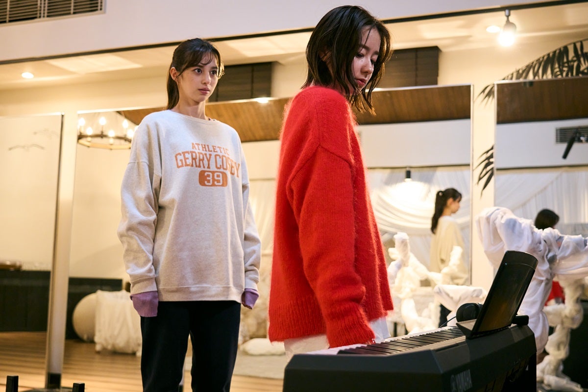 中条あやみ・西野七瀬・堀田真由・森川葵が“バチバチ”バトル「ある閉ざされた雪の山荘で」場面写真公開