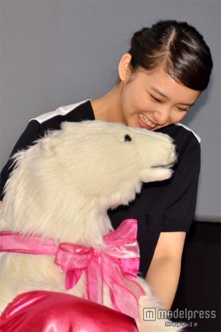 “巨大シロクマのぬいぐるみ”をプレゼントされ、ご満悦の武井咲