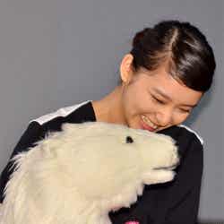 “巨大シロクマのぬいぐるみ”をプレゼントされ、ご満悦の武井咲