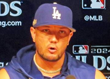 ドジャース 現役引退のロハスがクラブハウスで号泣 涙止まらず「選手としてのプレーはこれが最後」ラストゲームはまさかの形も「3連覇を目指して戦えたことは特別」