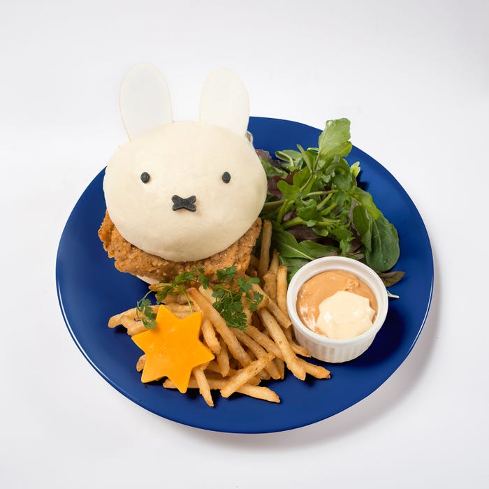 「おっきなミッフィーがバーガーに!?チキンシュニッツェルバーガー」¥1,380/画像提供:パルコ