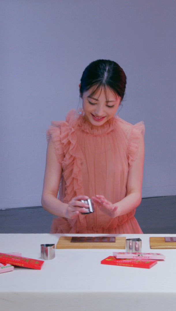 浜辺美波／「バレンタインのせいにして。浜辺美波」篇より（提供写真）