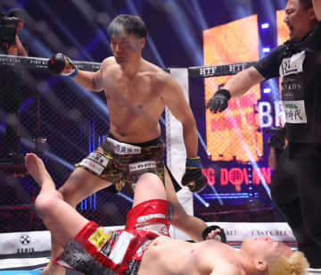 “ミスターBD”がぼう然 まさかの開始13秒KO負け 自衛隊出身喧嘩自慢にボコボコに・・・強烈な右拳浴びて沈む 関係者の肩借りリング後に