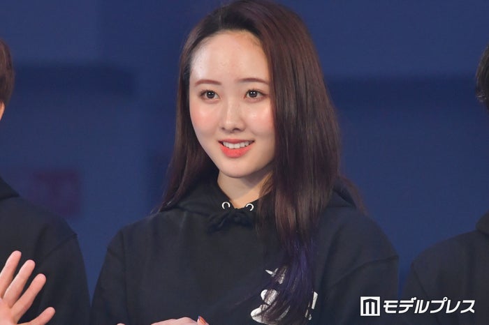 本田望結、スリットから美脚チラリ「大人っぽくて綺麗」の声
