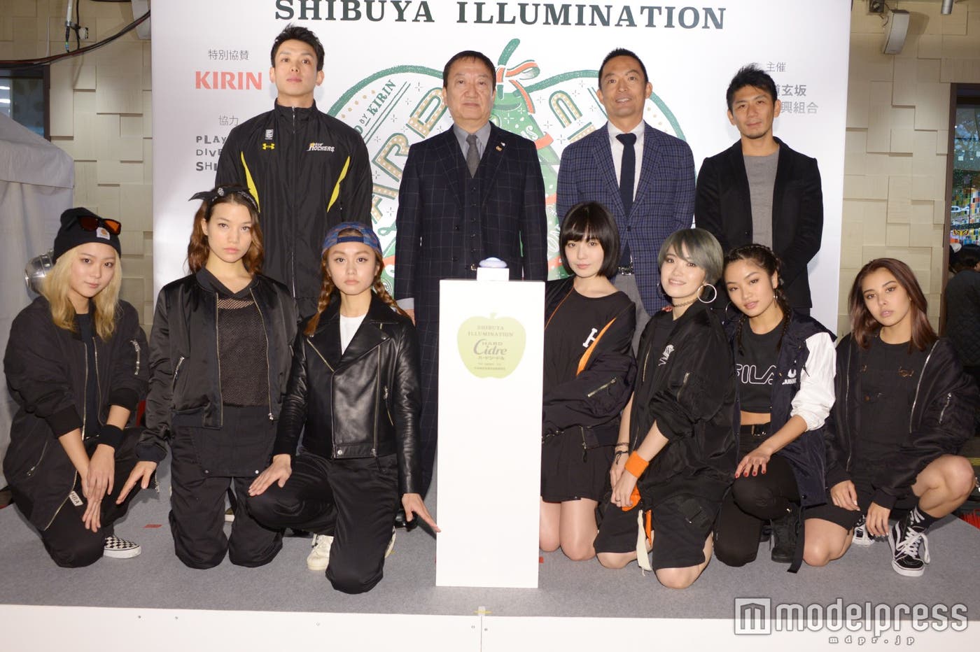 (前列)FAMM’IN、(後列左から)伊藤駿選手、金山淳吾氏、長谷部健氏、大西賢治氏 (C)モデルプレス