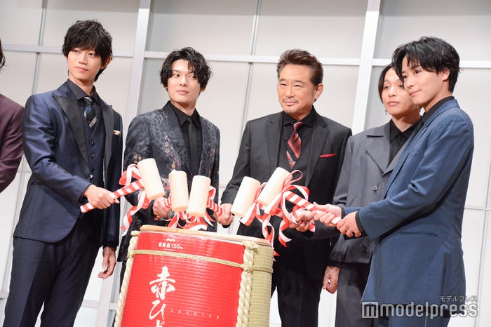 (左から)高橋健介、新木宏典、船越英一郎、崎山つばさ、猪野広樹(C)モデルプレス