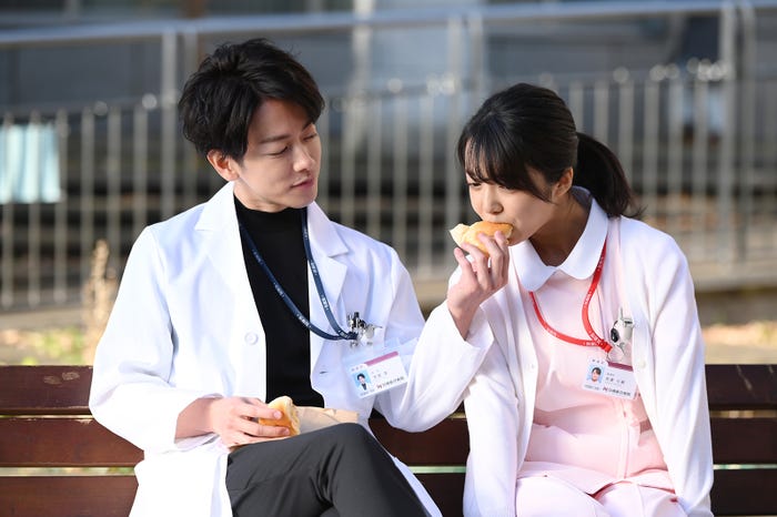 佐藤健、上白石萌音/「恋はつづくよどこまでも」第2話より(C)TBS