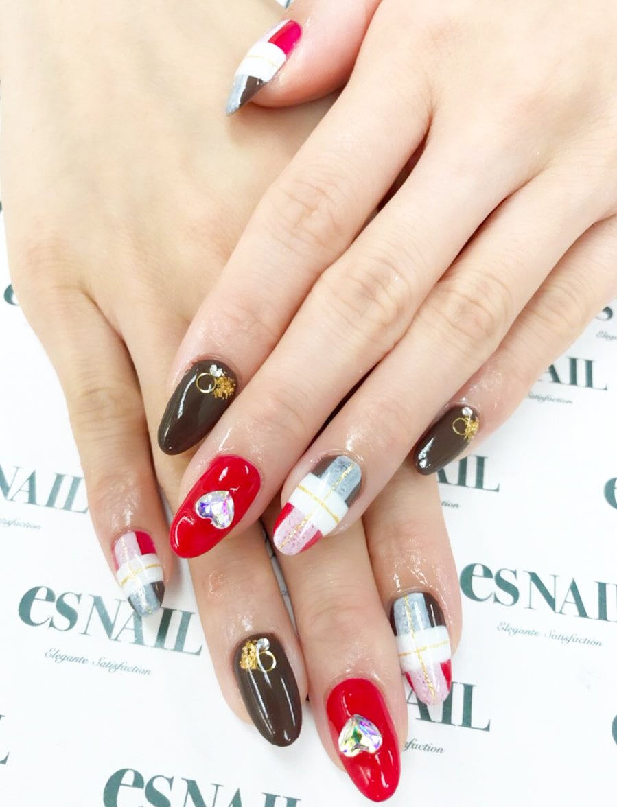 艶のあるカラーで高級感を演出（画像提供：esNAIL）