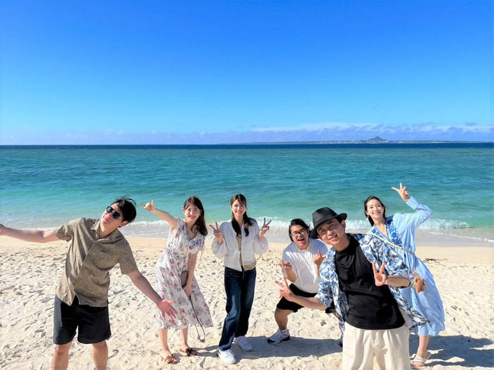 (手前から時計回りに)足立梨花、生見愛瑠、小嶋陽菜、吉村崇、中岡創一、有吉弘行 (C)フジテレビ