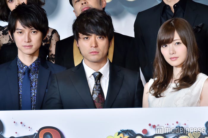 (左から)本郷奏多、山田孝之、白石麻衣(C)モデルプレス