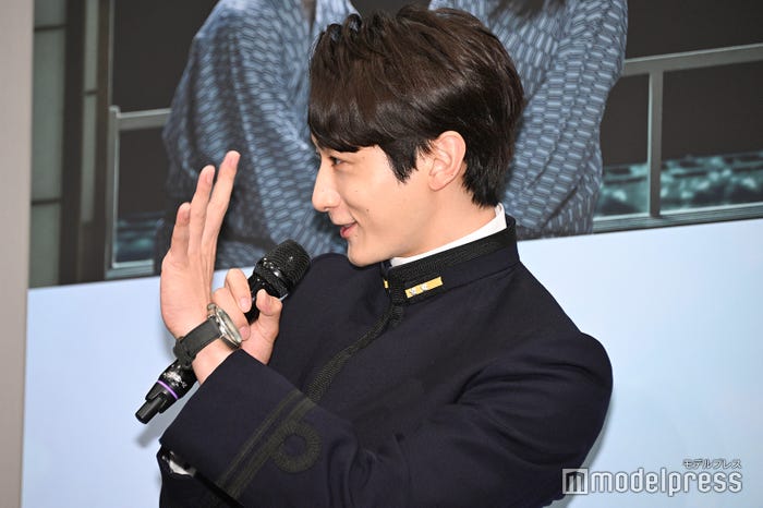 インスタライブのカメラに手を振る小関裕太(C)モデルプレス