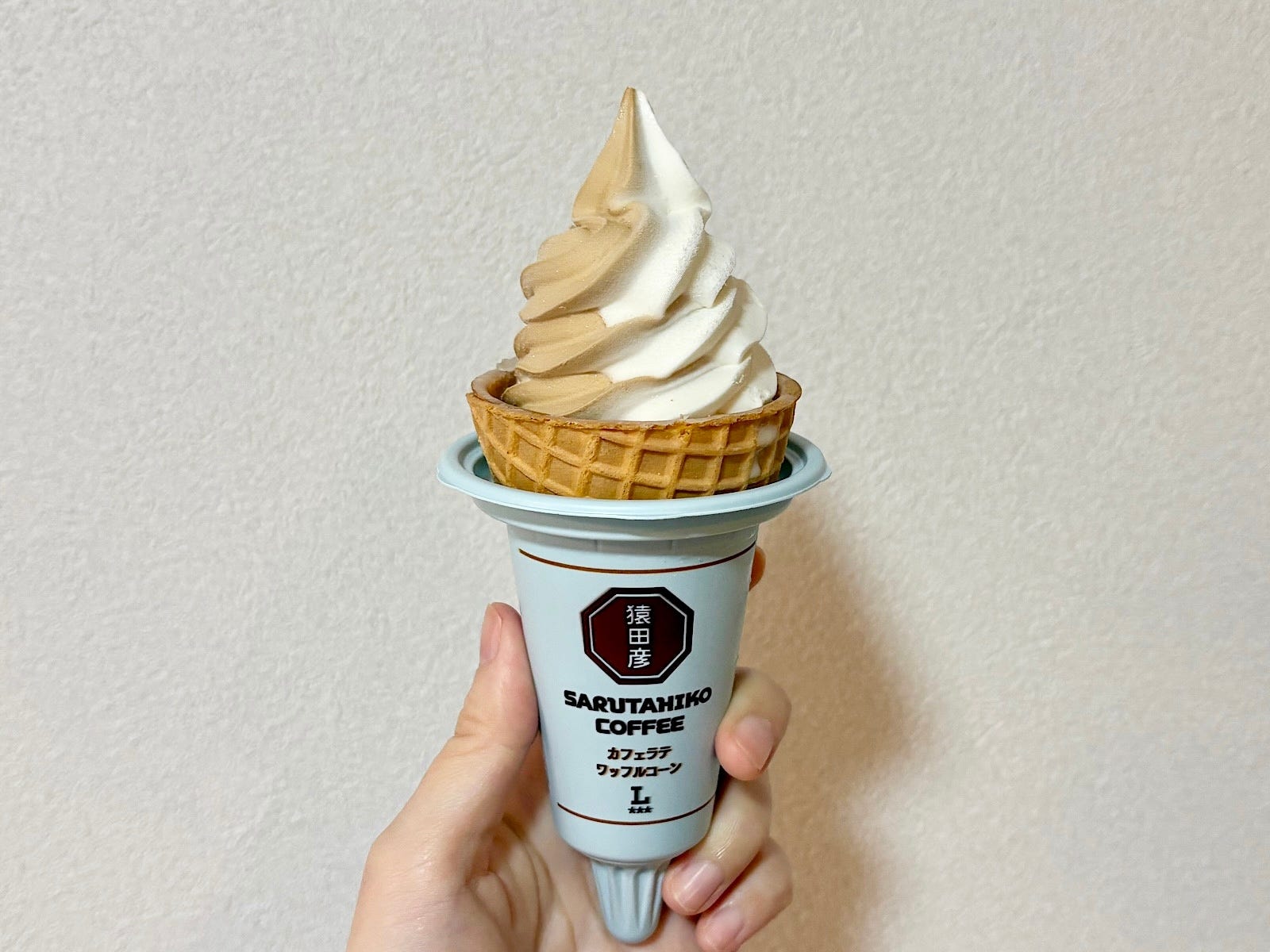 「猿田彦珈琲 カフェラテワッフルコーン」354円（税込）