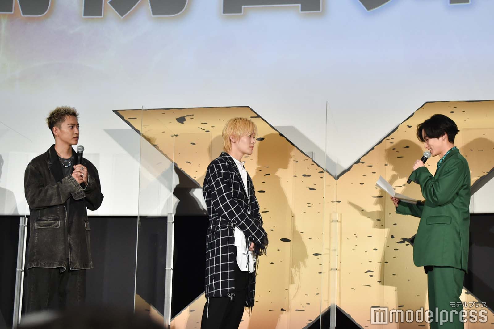 川村壱馬の手紙に感激する三山凌輝、中本悠太 （C）モデルプレス