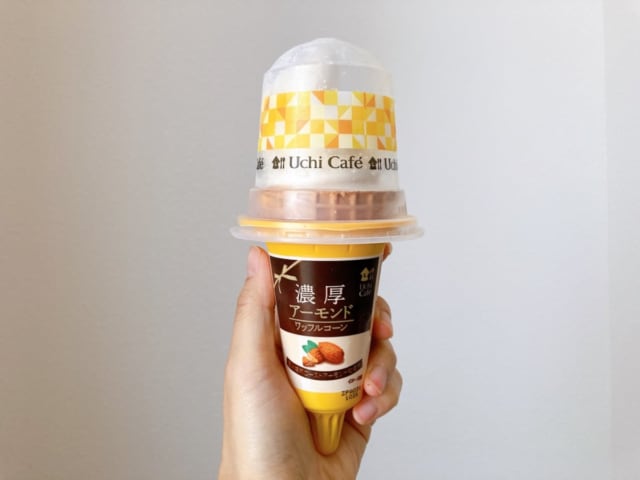 濃厚アーモンドワッフルコーンは絶品。