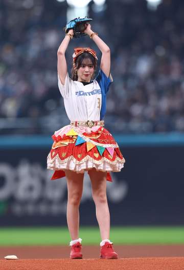 「超ときめき♡宣伝部」坂井仁香が始球式 左腕から投球も「キャーッ！」 打席の清宮の背後を転がって通過「ギリギリ届かなくて。でも、すごく楽しかった」