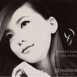 華原朋美のファーストアルバム「LOVE BRACE」は最終出荷ベース300万枚を記録した。（1996年6月3日、ORUMOK RECORDS）