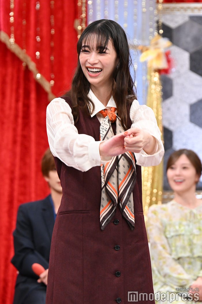 手を繋いだまま腕を後ろから前に回す森川葵(C)モデルプレス