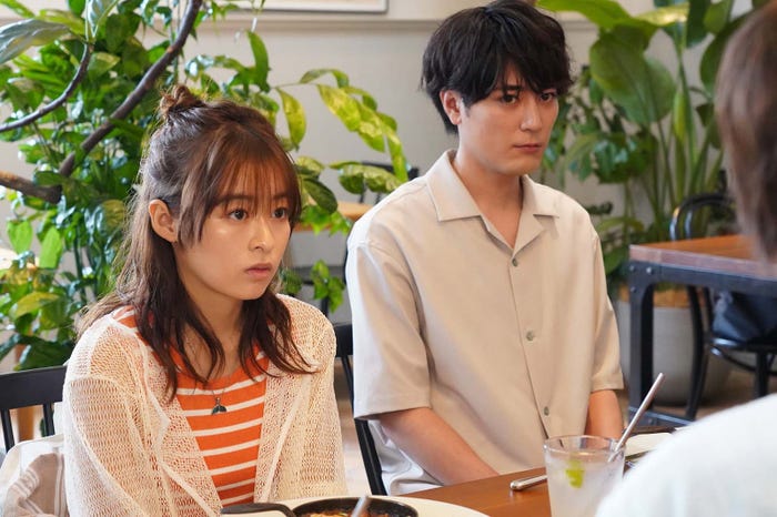 森七菜、間宮祥太朗「真夏のシンデレラ」第9話より(C)フジテレビ