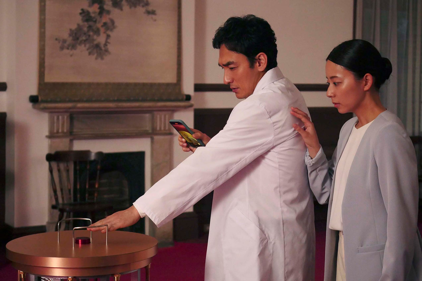 草なぎ剛、大西礼芳（C）フジテレビ