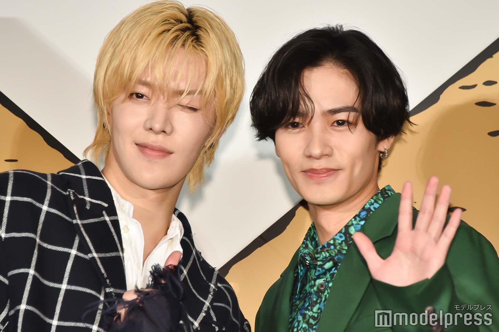 ウインクを決める中本悠太、手を振る川村壱馬 （C）モデルプレス
